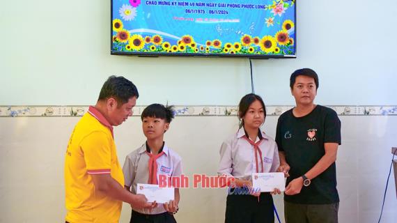 Chương trình ‘Xuân tình nguyện’ tặng quà và trao nhà tình thương ở thị xã Phước Long